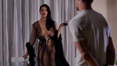 Fahişə Kira Kraliça qonşusunu çaya dəvət etdi və onu yemək masasında sikdi